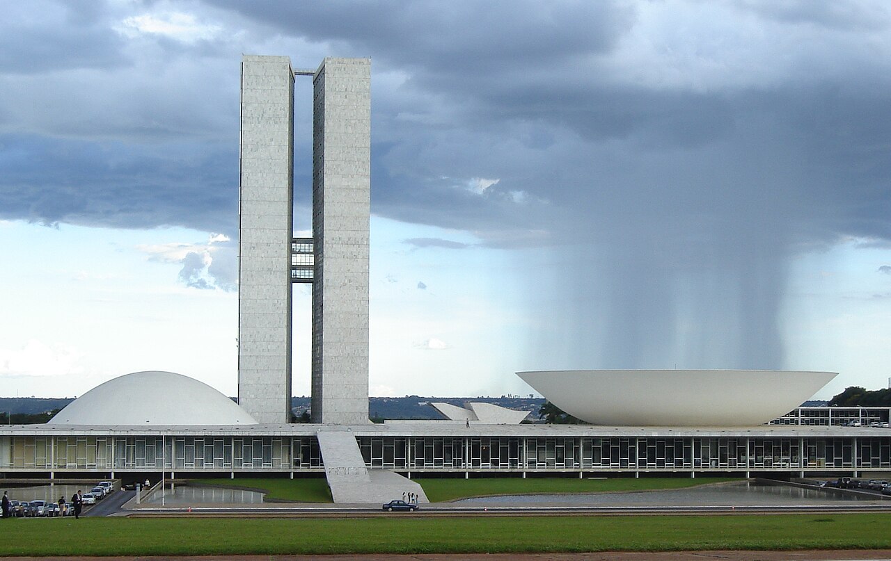 Congreso brasileño con una cortina de lluvia al fondo.
