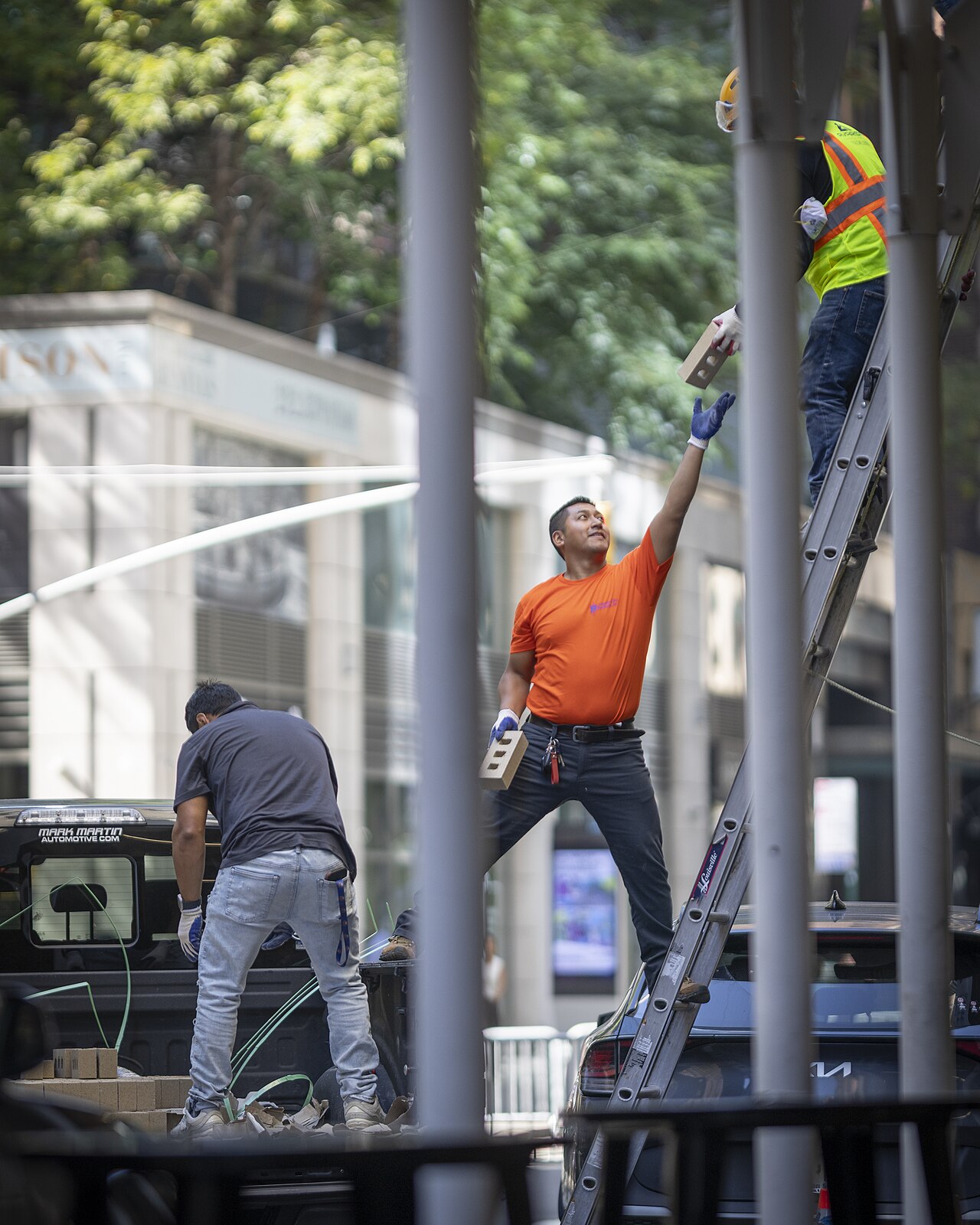 Trabajadores de la construcción pasando ladrillos en Nueva York.