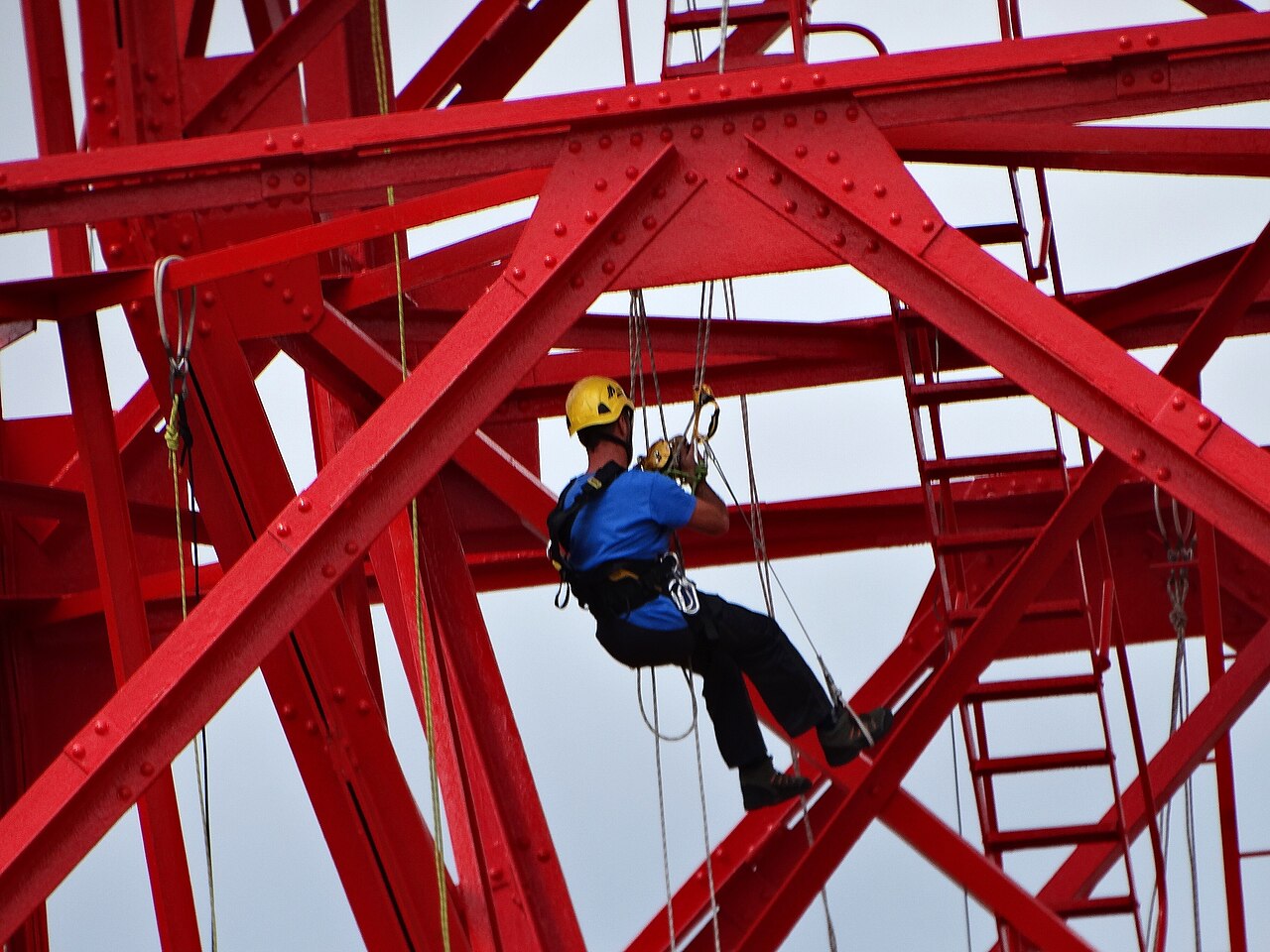 Trabajador de la construcción entre las vigas de una obra en Bilbao.