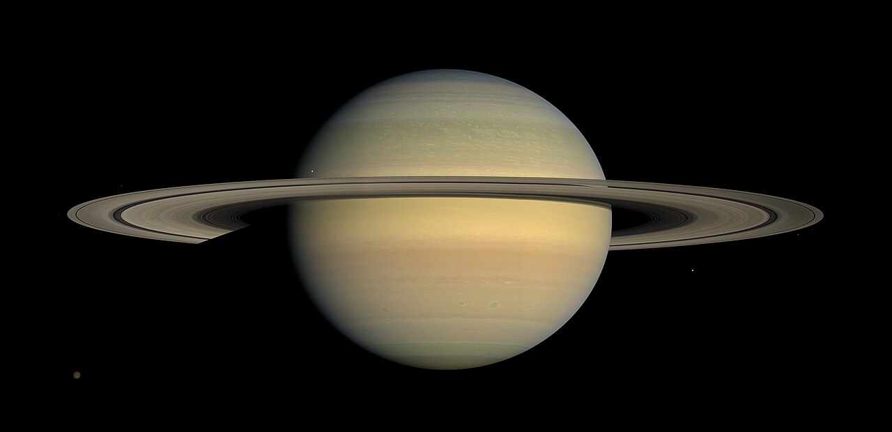Saturno y sus anillos fotografiados por la misión Cassini.